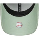 grune-gebogene-verstellbare-damenkappe-9forty-mini-cord-der-new-york-yankees-mlb-von-new-era