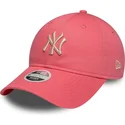 new-era-curved-brim-women-9twenty-league-essential-midi-new-york-yankees-mlb-pink-adjustable-cap-with-beige-logo