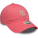 gebogene-rosa-verstellbare-kappe-mit-beigem-logo-fur-damen-9twenty-league-essential-midi-von-new-york-yankees-mlb-von-new-era