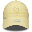 gelbe-verstellbare-curved-cap-mit-gelbem-logo-fur-damen-9twenty-seersucker-der-new-york-yankees-mlb-von-new-era