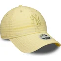 gelbe-verstellbare-curved-cap-mit-gelbem-logo-fur-damen-9twenty-seersucker-der-new-york-yankees-mlb-von-new-era
