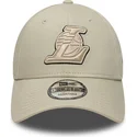 bezowa-regulowana-czapka-z-zakrzywionym-daszkiem-z-bezowym-logo-9forty-team-outline-los-angeles-lakers-nba-new-era