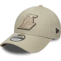 gorra-curva-beige-ajustable-con-logo-beige-9forty-team-outline-de-los-angeles-lakers-nba-de-new-era