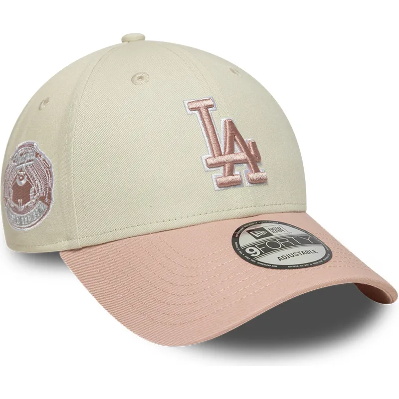 beige-und-rosa-verstellbare-curved-cap-mit-rosa-logo-9forty-world-series-patch-der-los-angeles-dodgers-mlb-von-new-era