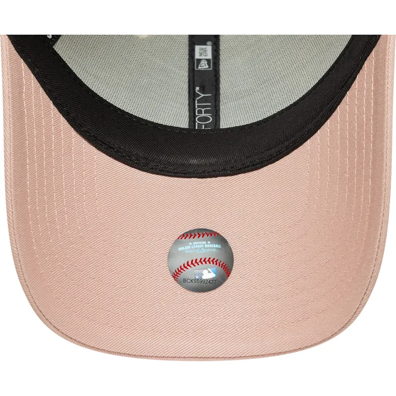 bezowo-rozowa-regulowana-czapka-z-zakrzywionym-daszkiem-z-rozowym-logo-9forty-world-series-patch-los-angeles-dodgers-mlb-new-era