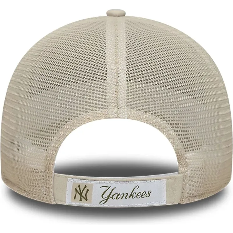 bezowa-regulowana-czapka-trucker-z-zielonym-logo-9forty-homefield-midi-new-york-yankees-mlb-new-era