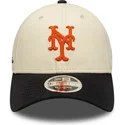 beige-und-schwarze-gebogene-snapback-kappe-9forty-m-crown-side-script-der-new-york-mets-mlb-von-new-era