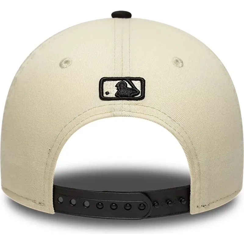 bezowo-czarna-zakrzywiona-czapka-snapback-9forty-m-crown-side-script-new-york-mets-mlb-new-era
