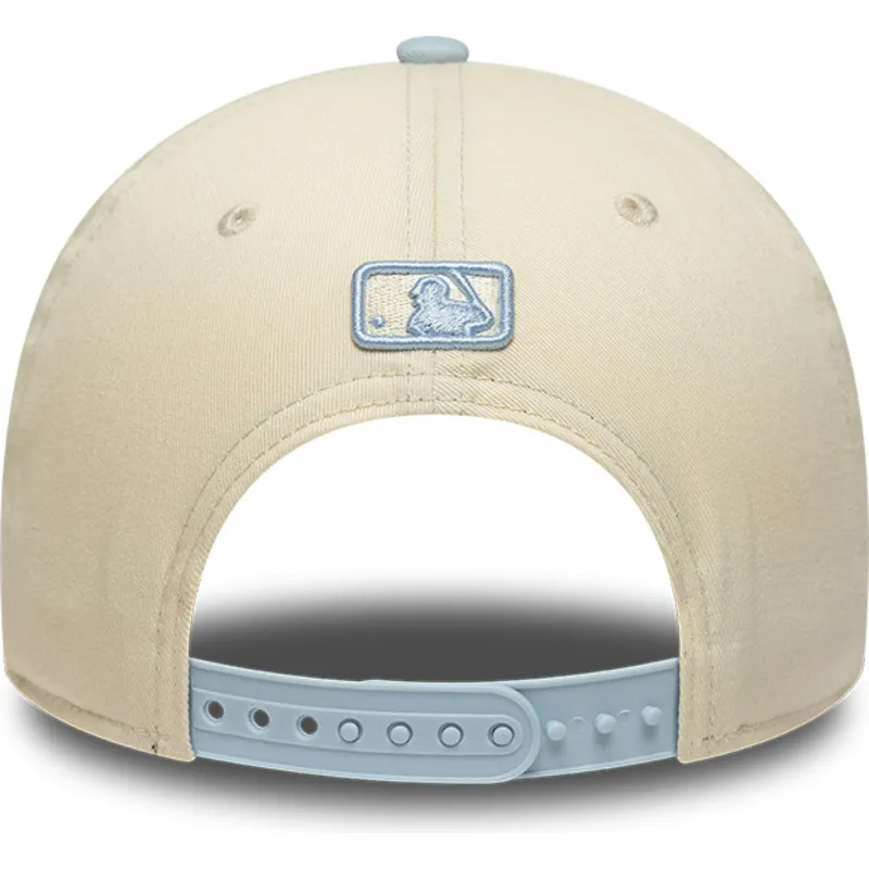 beige-und-blaue-gebogene-snapback-kappe-mit-blauem-logo-9forty-m-crown-side-script-der-new-york-yankees-mlb-von-new-era