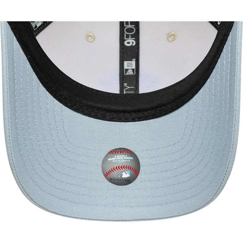 new-era-curved-brim-blue-logo-9forty-m-crown-side-script-new-york-yankees-mlb-beige-and-blue-snapback-cap