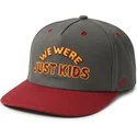 graue-und-rote-gebogene-snapback-kappe-just-kids-the-retro-von-homenage