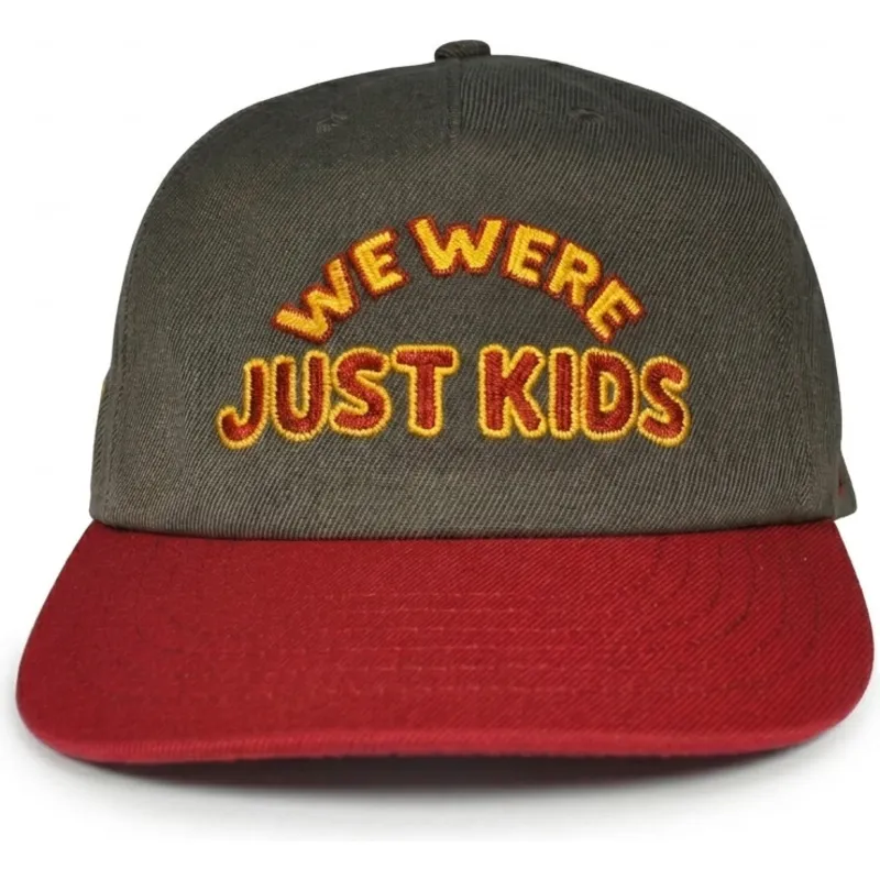 graue-und-rote-gebogene-snapback-kappe-just-kids-the-retro-von-homenage