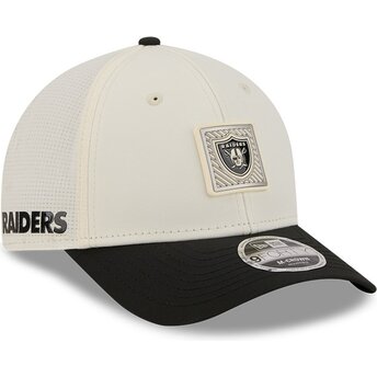 Beige und schwarze gebogene Snapback-Kappe 9FORTY M-Crown Training Pack 2026 der Las Vegas Raiders NFL von New Era