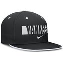 schwarze-flache-kappe-verstellbar-primetime-dri-fit-true-structured-round-bill-von-new-york-yankees-mlb-von-nike