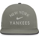 grune-flache-snapback-kappe-dri-fit-pro-structured-square-bill-der-new-york-yankees-mlb-von-nike