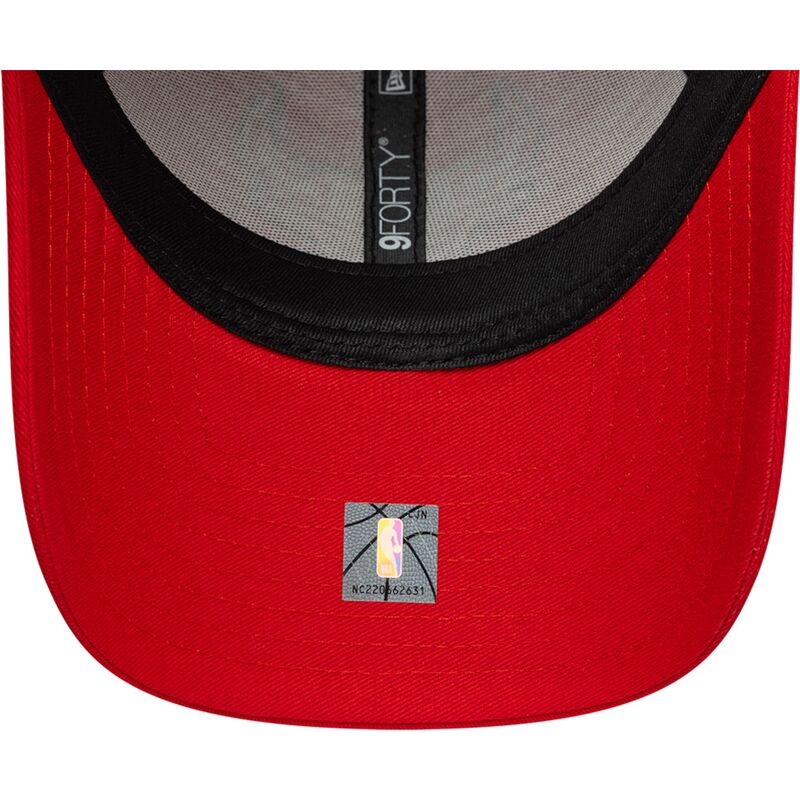 cepur-izliekta-sarkans-regulejams-9forty-outline-no-chicago-bulls-nba-no-new-era