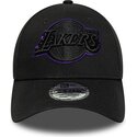 cepur-izliekta-melns-regulejams-9forty-outline-no-los-angeles-lakers-nba-no-new-era