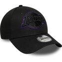 cepur-izliekta-melns-regulejams-9forty-outline-no-los-angeles-lakers-nba-no-new-era