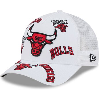 Cepur izliekta truckeris balts snapback 9FORTY M-Crown A Frame All Over no Chicago Bulls NBA no New Era