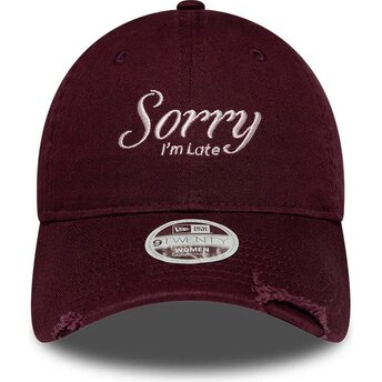 Cepur izliekta sarkans regulējams 9TWENTY Slogan Sorry I'm Late no New Era