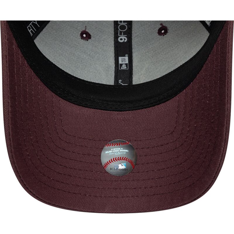 cepur-izliekta-sarkans-regulejams-9forty-league-essential-no-new-york-yankees-mlb-no-new-era