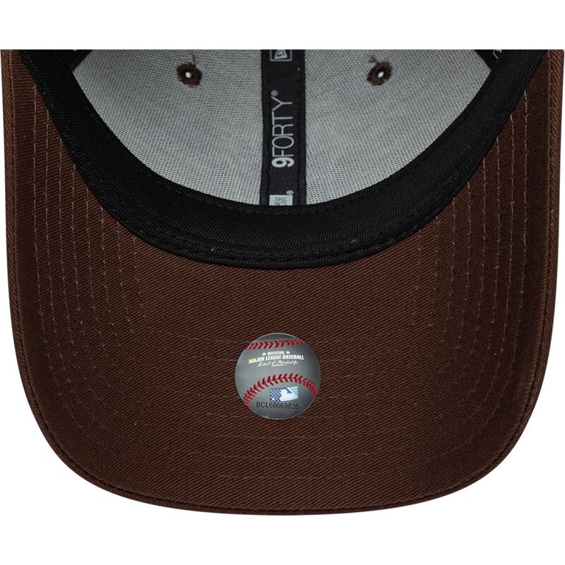 cepur-izliekta-bruns-regulejams-9forty-league-essential-no-new-york-yankees-mlb-no-new-era