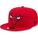 cepur-plakana-sarkans-pieguloss-59fifty-side-script-no-chicago-bulls-nba-no-new-era