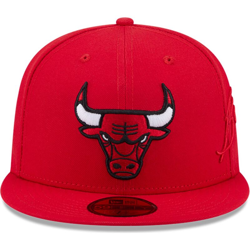 cepur-plakana-sarkans-pieguloss-59fifty-side-script-no-chicago-bulls-nba-no-new-era
