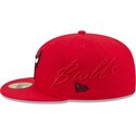 cepur-plakana-sarkans-pieguloss-59fifty-side-script-no-chicago-bulls-nba-no-new-era