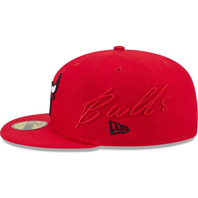 cepur-plakana-sarkans-pieguloss-59fifty-side-script-no-chicago-bulls-nba-no-new-era