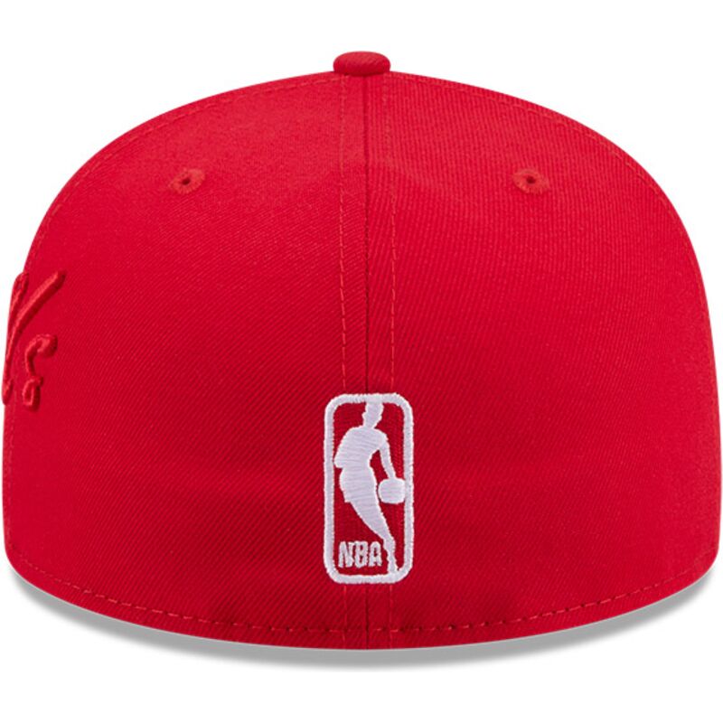cepur-plakana-sarkans-pieguloss-59fifty-side-script-no-chicago-bulls-nba-no-new-era