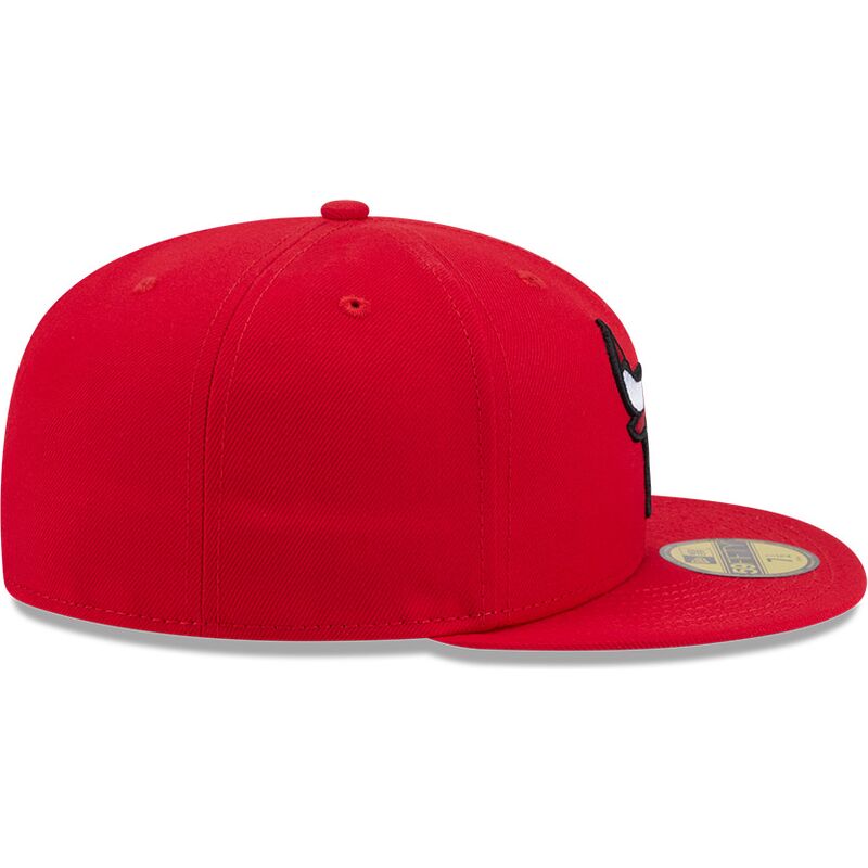 cepur-plakana-sarkans-pieguloss-59fifty-side-script-no-chicago-bulls-nba-no-new-era
