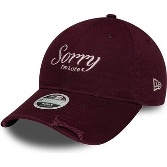 Cepur izliekta sarkans regulējams 9TWENTY Slogan Sorry I'm Late no New Era