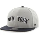 graue-snapback-kappe-mit-flachem-schirm-und-seitlichem-mlb-new-york-yankees-logo-von-47-brand
