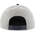 graue-snapback-kappe-mit-flachem-schirm-und-seitlichem-mlb-new-york-yankees-logo-von-47-brand