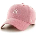 rote-baseballkappe-mit-gebogenem-schirm-und-kleinem-weissen-mlb-new-york-yankees-logo-von-47-brand